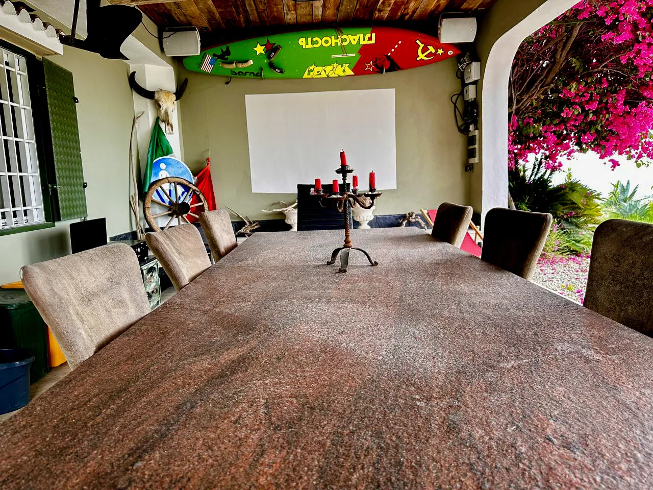 Großer Granittisch im offenen Raum von CasaMia