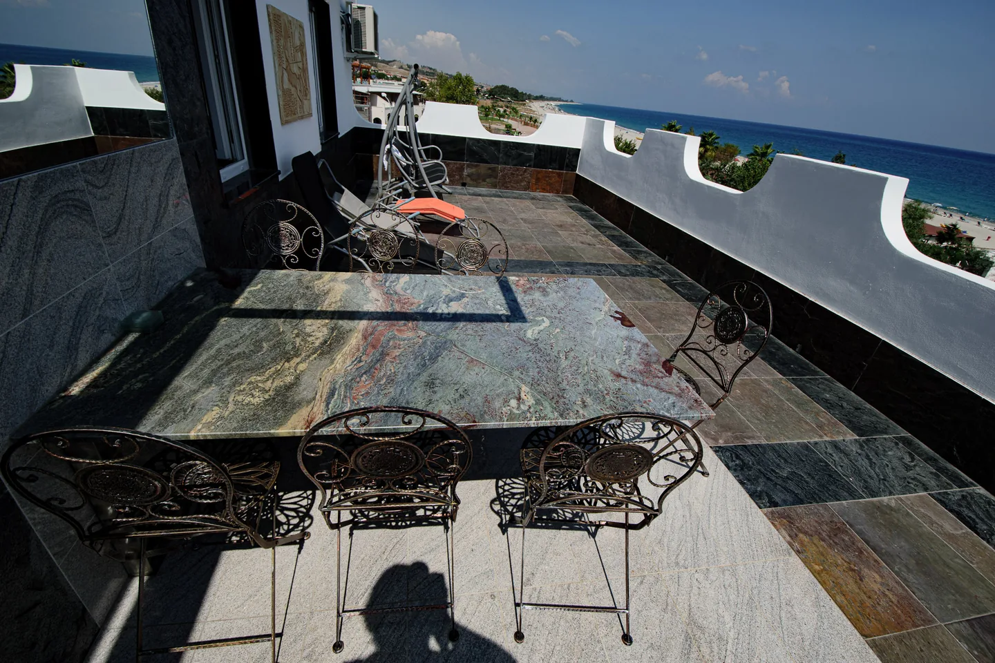 Terrasse des Penthouses mit freiem Blick auf das Ionische Meer